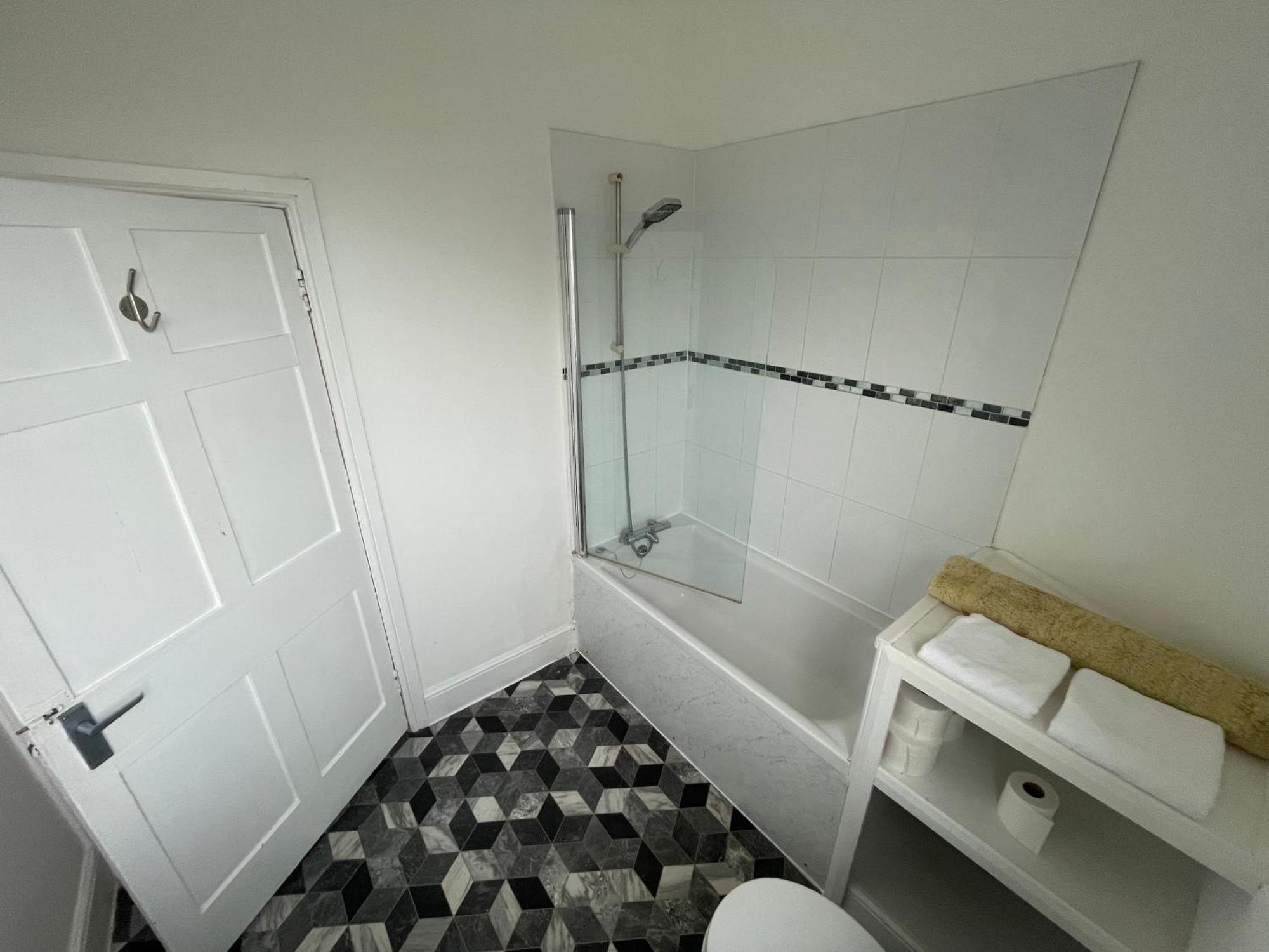 2 Bed Apartment Complete With Bedding And Towels Уелингтън Екстериор снимка